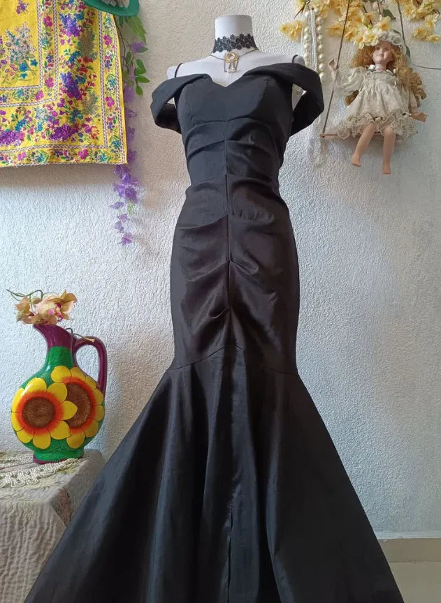Black Off-The-Shoulder Ruched Mermaid Maxi Gown