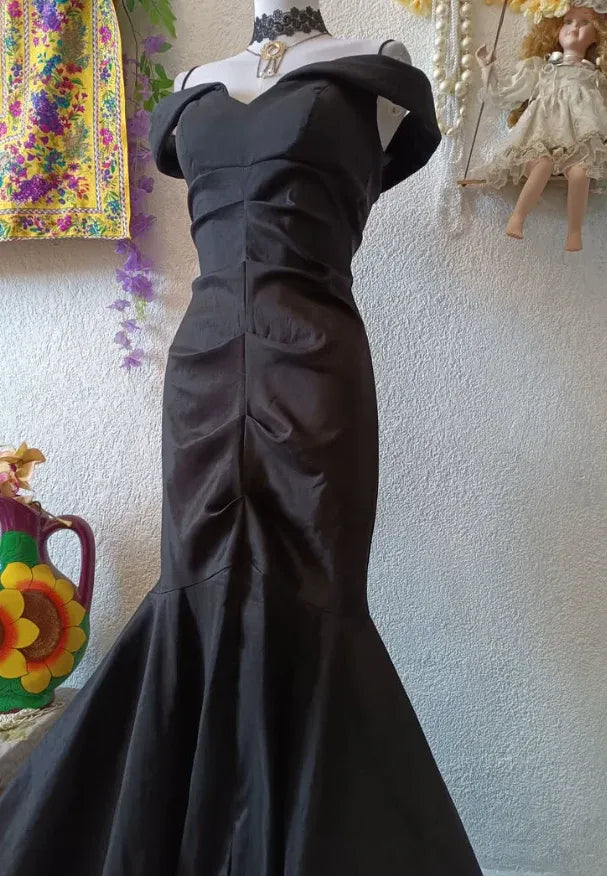 Black Off-The-Shoulder Ruched Mermaid Maxi Gown