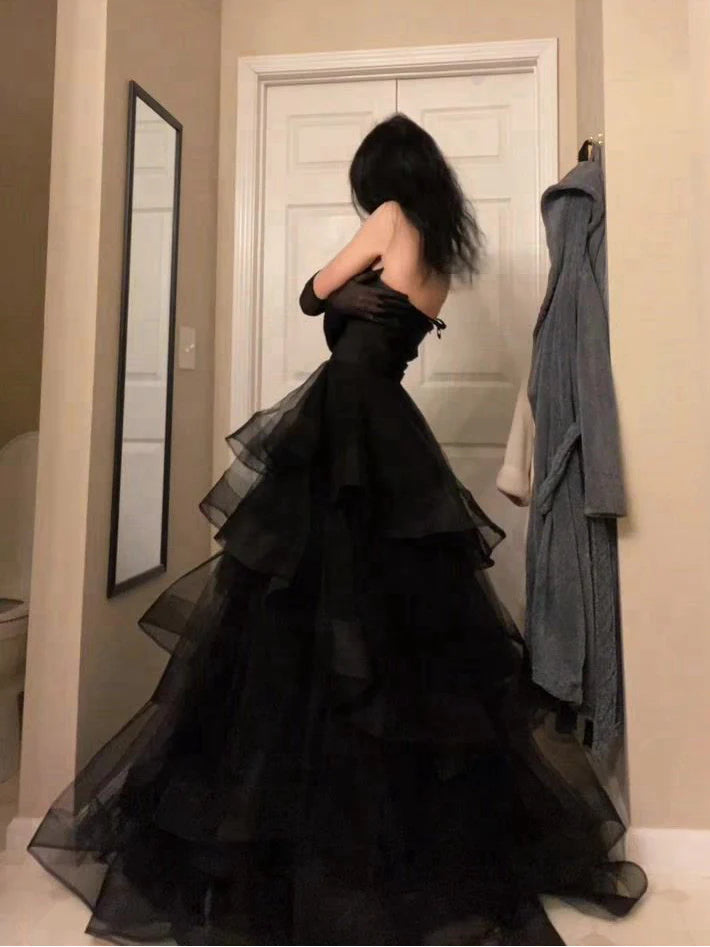 Dramatic Strapless Tiered Tulle Evening Dresses with Sweetheart Neck and Voluminous Ruffle Skirt Formal Gown