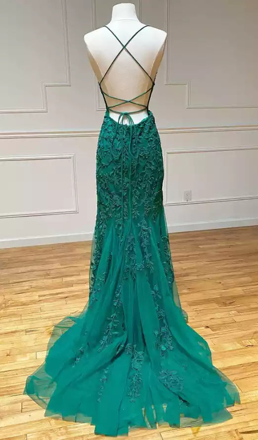Elegant Emerald Green Tulle Mermaid Gown with Embroidered Lace Bodice