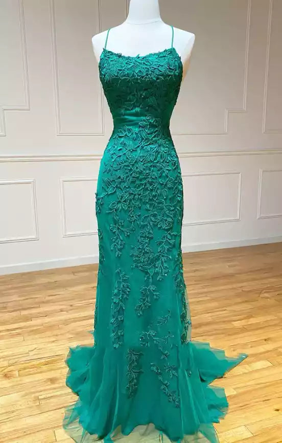 Elegant Emerald Green Tulle Mermaid Gown with Embroidered Lace Bodice