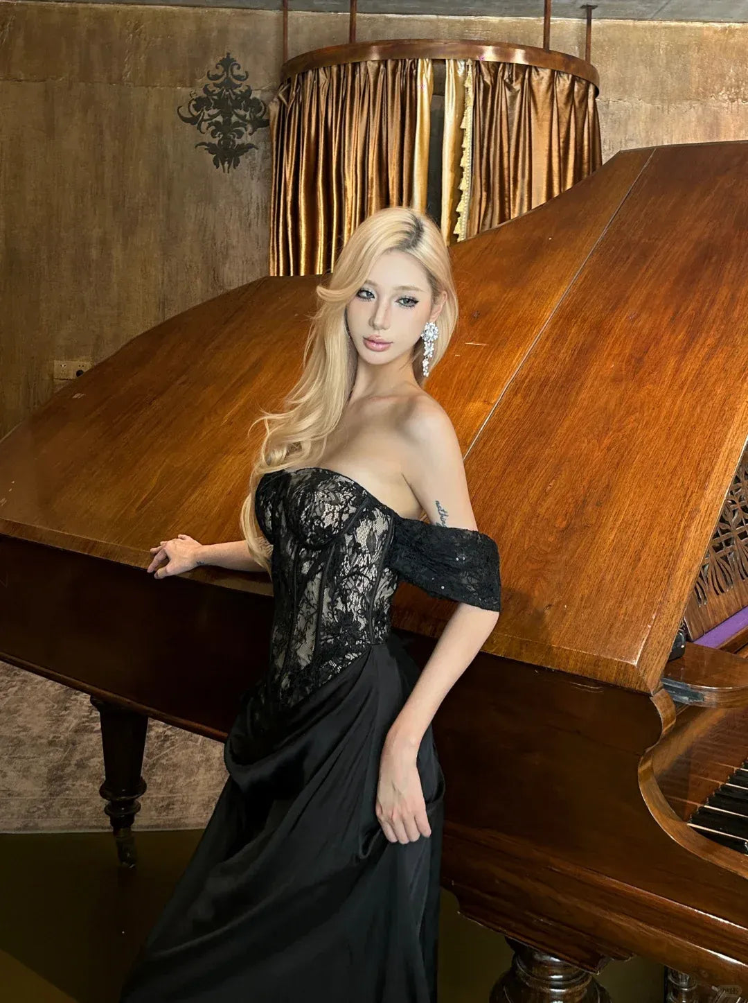 Elegant Mermaid Off-The-Shoulder Lace Corset Black Satin Gown