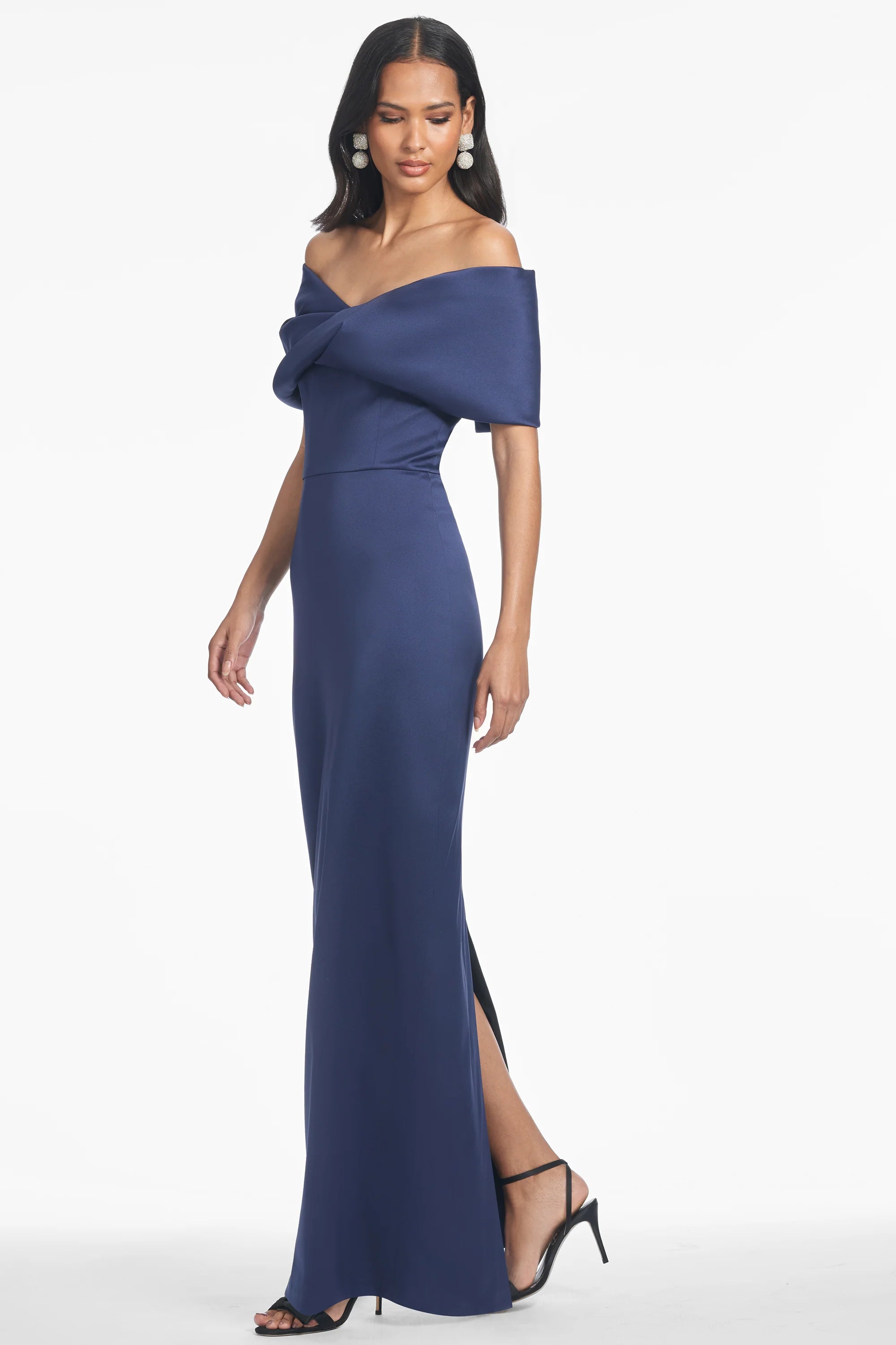 Elegant Off-the-Shoulder Mother of the Bride Dresses with Twisted Bodice Detail, Side Slit Design and Form-Fitting Satin Mermaid Maxi Silhouette Formal Gown