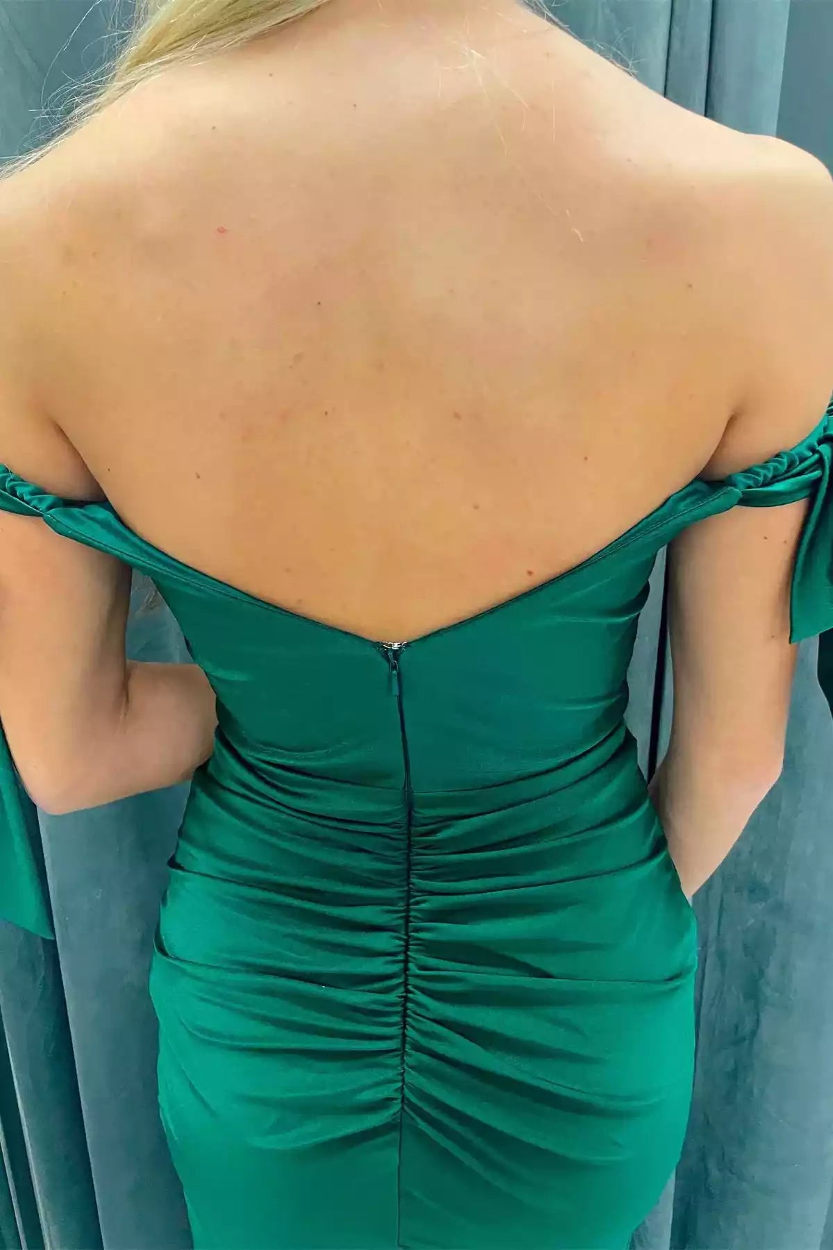 Emerald Green Satin Off-Shoulder Gown – Sleek & Elegant Evening Party Dress