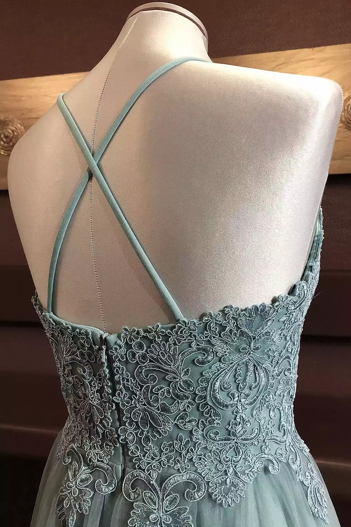 Ethereal A-line Halter-Strap Lace-Bodice Floor-Length Prom Gown