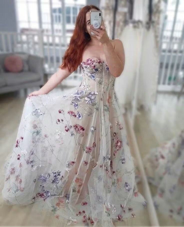 Floral Embroidered Tulle Gown – Strapless Sweetheart Prom Dress with Train and Slit