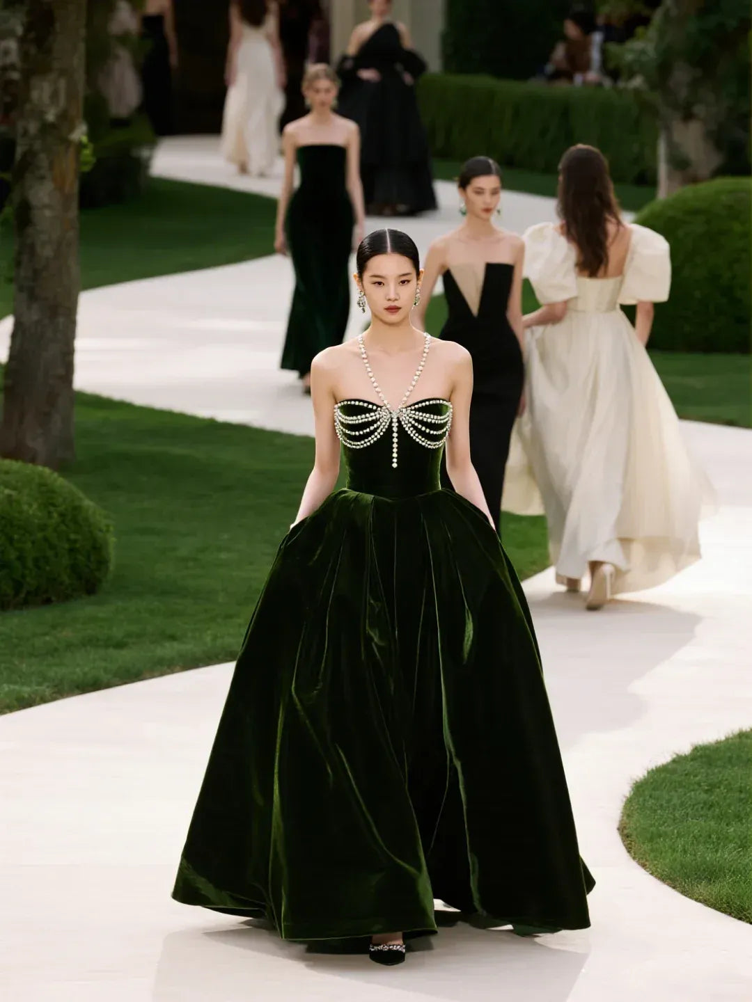 Pearl-Embellished Strapless Evening Dress with Pockets & Voluminous Skirt