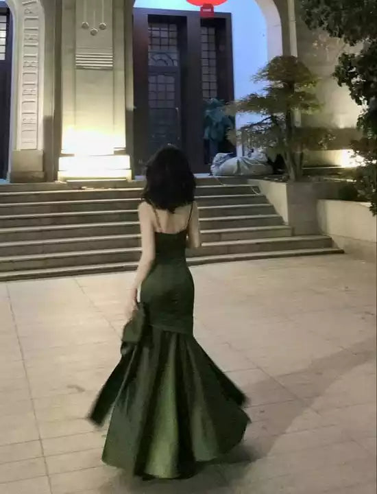 Regal Emerald Green Satin Mermaid Gown with Spaghetti Straps