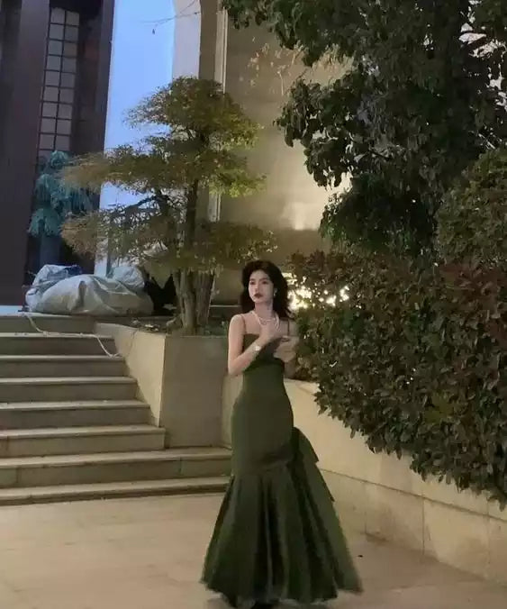 Regal Emerald Green Satin Mermaid Gown with Spaghetti Straps