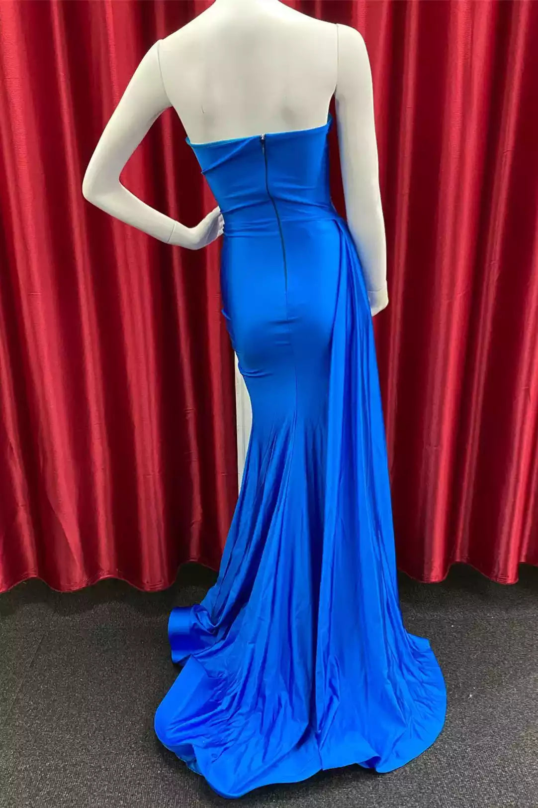 Sleek Mermaid Strapless Ruched-back Slit Floor-length Formal Gown