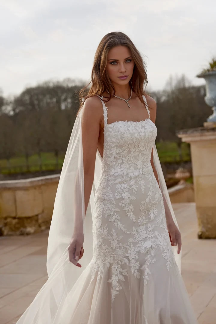 Sparkling Lace Trumpet Gown with Square Neckline and Dramatic Train Wedding Dresses