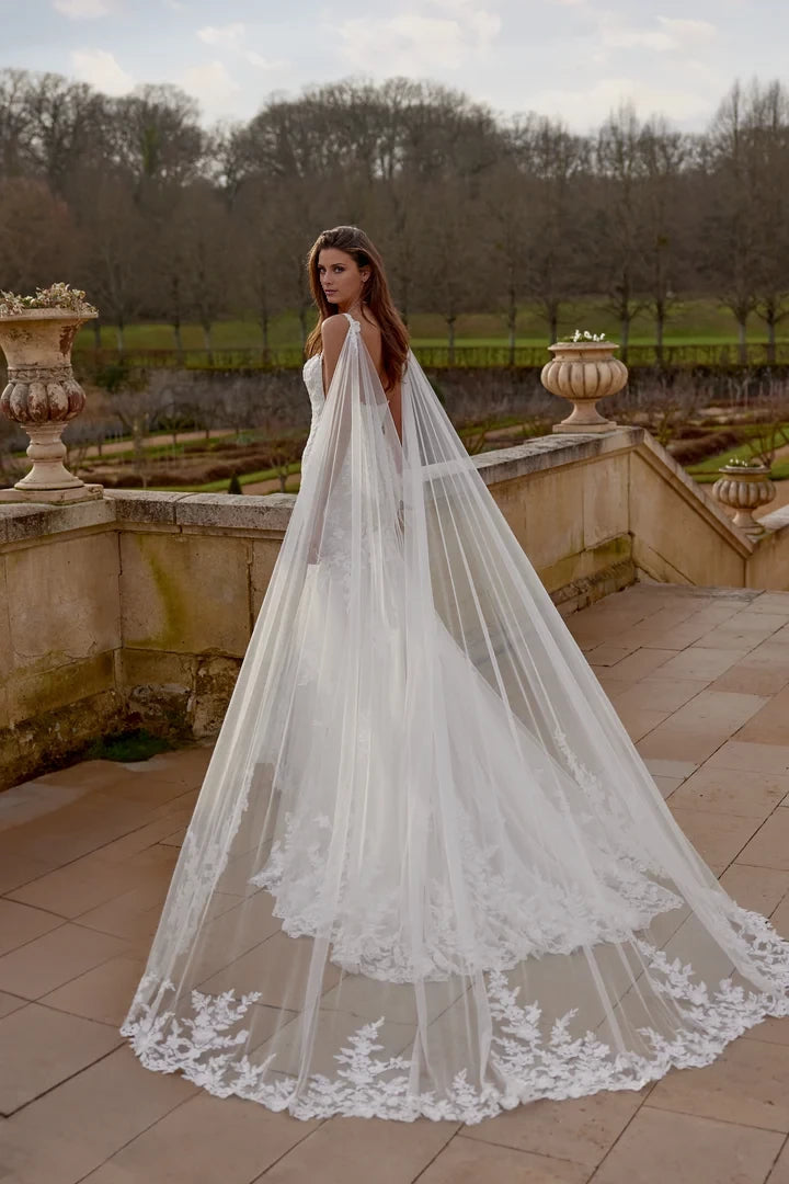 Sparkling Lace Trumpet Gown with Square Neckline and Dramatic Train Wedding Dresses