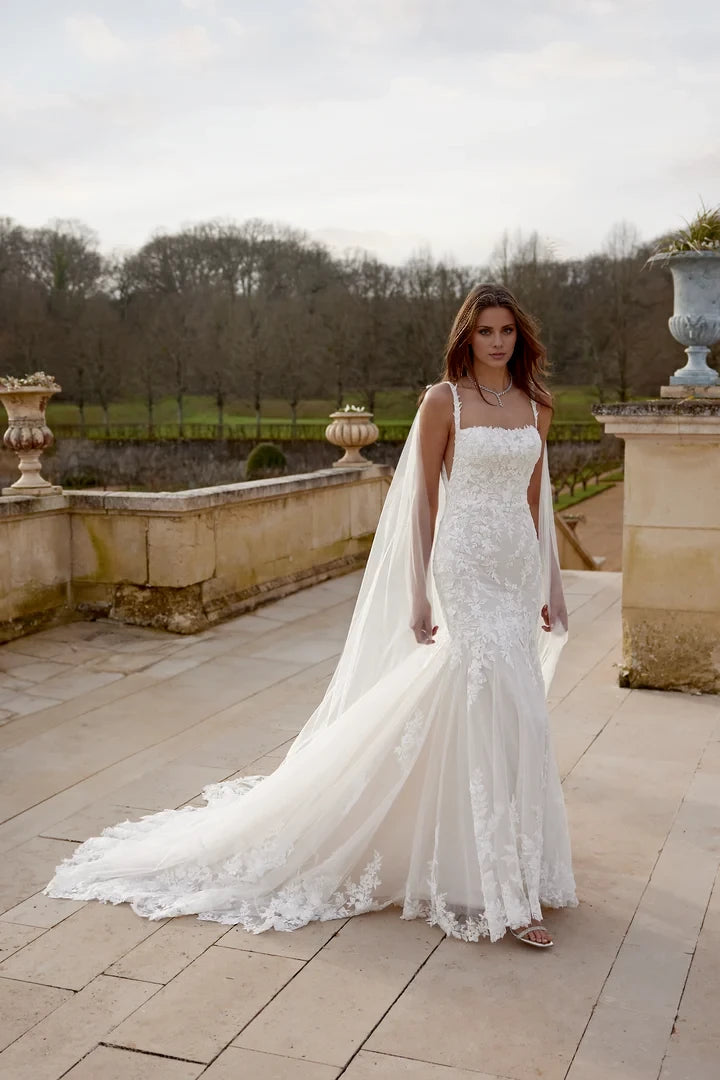 Sparkling Lace Trumpet Gown with Square Neckline and Dramatic Train Wedding Dresses