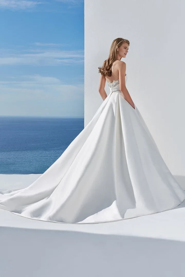 Sweetheart Neckline Sleeveless Ball Gown Wedding Dresses