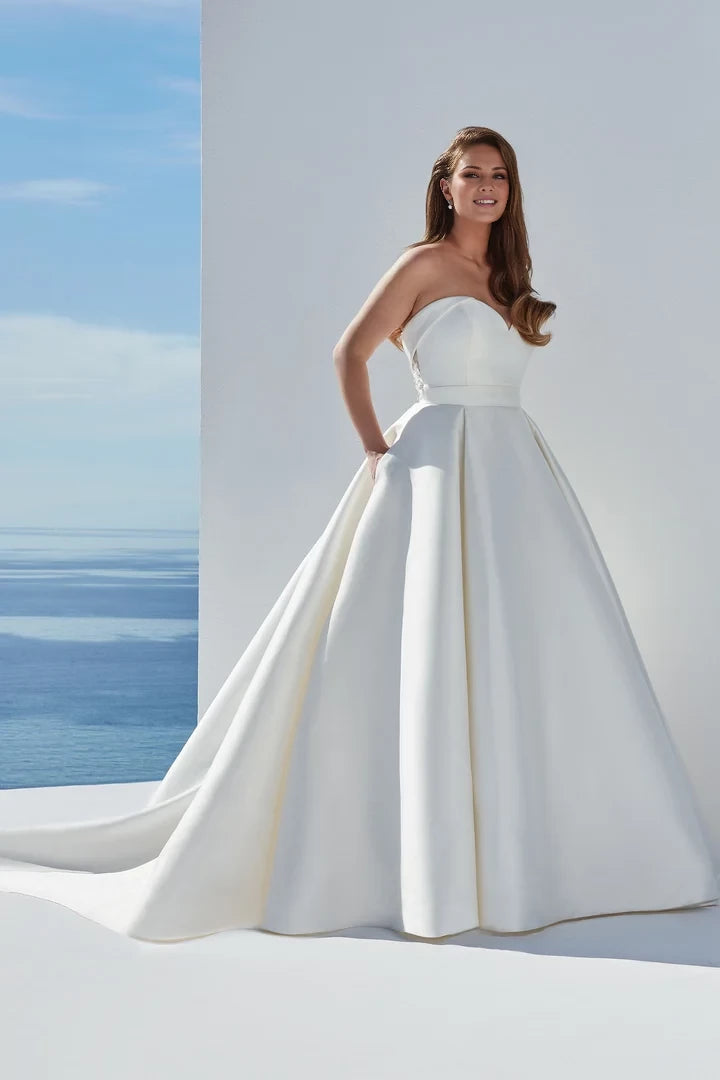 Sweetheart Neckline Sleeveless Ball Gown Wedding Dresses